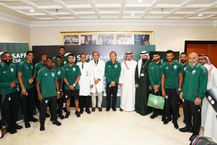 فريق كرة القدم السعودي SAFF مع الطاقم الطبي