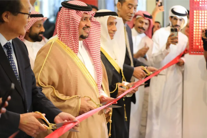 قص الشريط في حدث افتتاح رسمي
