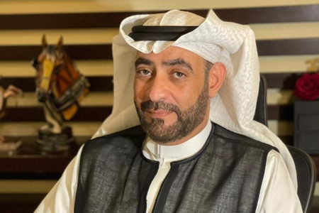 دشن المستشار الدولي الدكتور حاتم محجوب حسنين شركة الصارم البتار المتميزة للمحاماة والاستشارات القانونية وحضر حفل التدشين عدد من كبار عملاء الشركة وأصحاب السمو الامراء ورجال وسيدات الاعمال وممثلي وسائل الاعلام يوم الخميس المنصرم في فندق الفور بوينت الشيراتون. وبهذه المناسبة صرح رئيس مجلس إدارة شركة الصارم البتار المتميزة للمحاماة والاستشارات القانونية الدكتور حاتم حسنين بانه تماشيا مع توجهات ورؤية المملكة ٢٠٣٠ واندماج كثر من الشركات والمؤسسات وتغير المسارات كلا في مجاله وتخصصه لتقديم الأفضل ومواكبة كل التغيرات المحيطة بنا، لذلك قررنا ان تكون هناك شركة الصارم البتار للمحاماة. لتكون مظلة لعدة مجالات أخرى منها التحصيل والاستشارات المالية والتخطيط الاستراتيجي والتحكيم وغيرها. كشف الدكتور حاتم أن مهنة المحاماة أصبحت من اهم المهن حالها حال الطب والجراحة فهي مهمه لكل منشاة وشركة ومؤسسة وكذلك لكل فردا سوأ رجل او امرأة ومقارنة مع الأعوام السابقة زاد الاقبال على معرفة الأمور القانونية والتعمق فيها اكثر بحكم كثرت التخصصات القانونية. وأضاف الدكتور حاتم أن مكاتب المحاماة تحتاج الى توفر عناصر أساسية في الأشخاص لإنجاح أي قضية حقوقية والوصول الى حلها. وهي أسلوب التعامل مع الأشخاص باختلاف مكانتهم ومواقعهم الوظيفية وتوجهاتهم وهي أساليب نفسية وسكلوجية. ومهارات الاتصال والتواصل والاقناع وكذلك السيطرة على زمام الأمور والذكاء في التعامل مع اي قضية قانونية وكذلك طرق الحزم والحسم لأنهاء المشكلات المالية والحقوقية والجنائية والاحوال الشخصية.