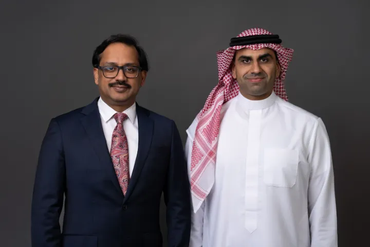 رجلان يرتديان الزي الرسمي الخليجي والرسمية الهندية
