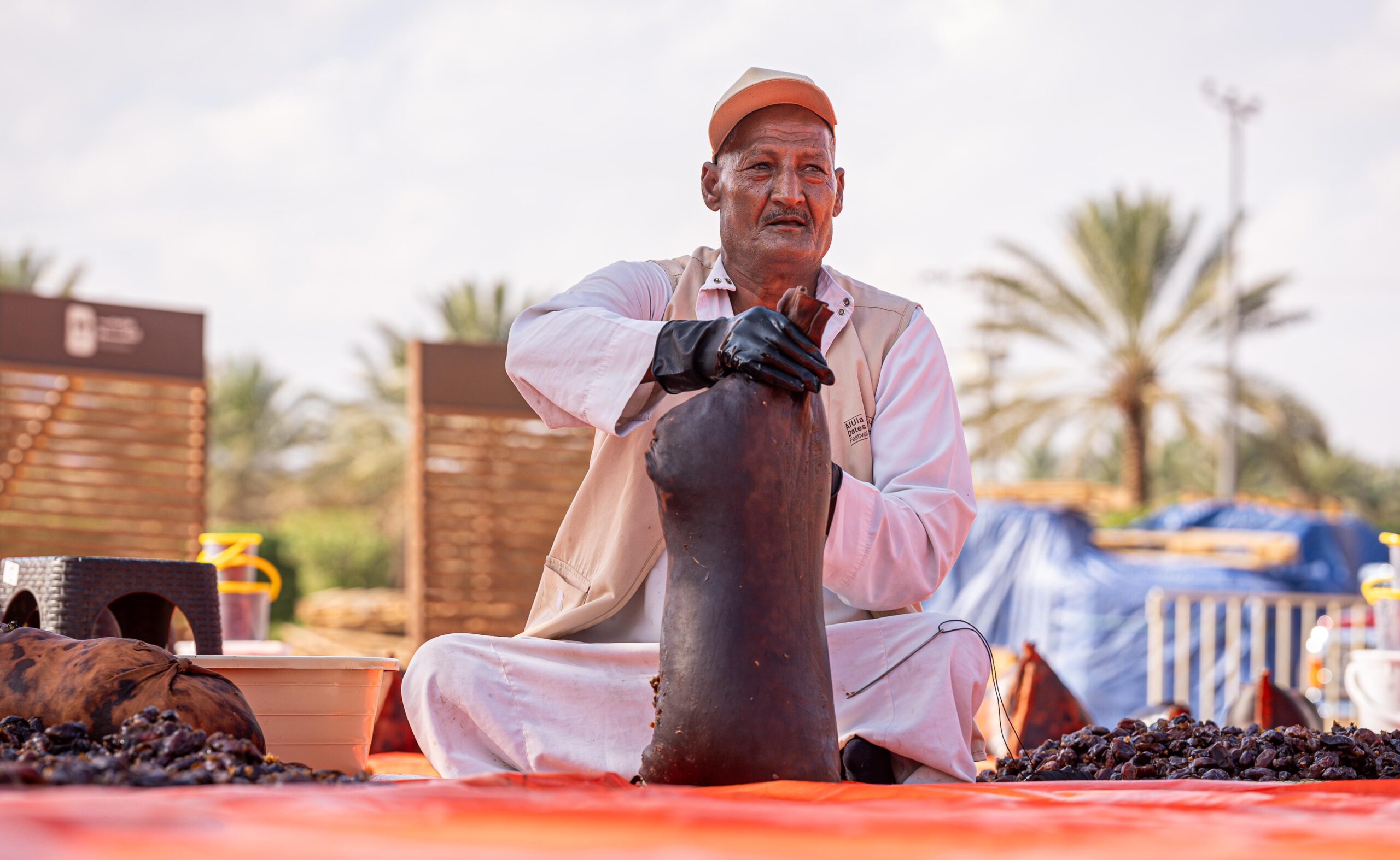 عامل يحضر النبيذ في الحقل